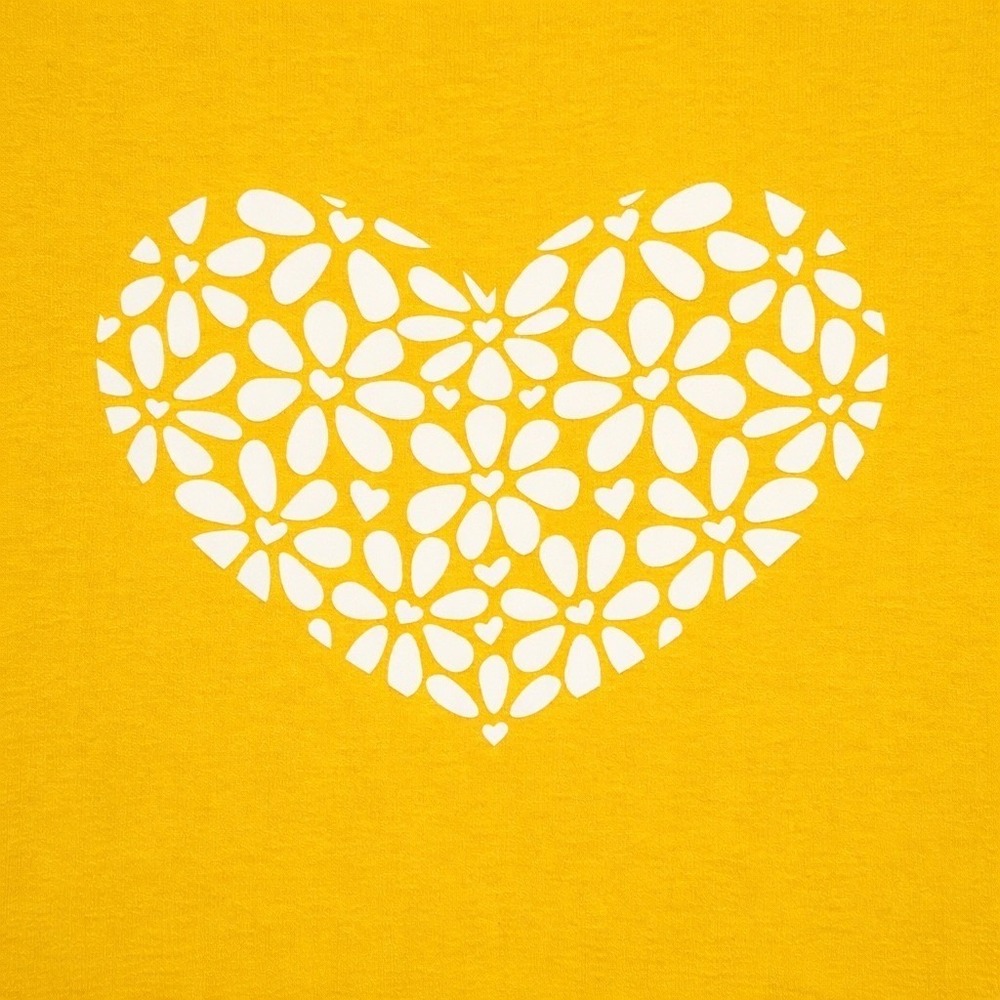 Gildan Heavy Cotton Daisy Yellow Floral Heart Graphic T-Shirt Large Short Sleeve